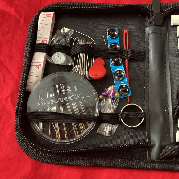 Compact Sewing Kit with Multicolor Threads - Picture 3 of 9